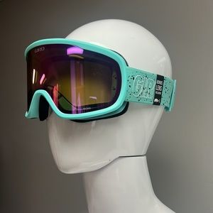 NWOT Brand new, never worn, Women’s Giro Ski Goggles with extra lense and case